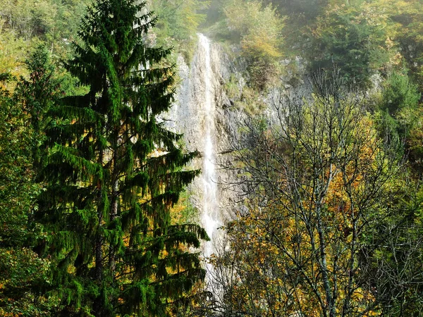 Cachoeiras Sazonais Vale Lago Klontalersee Cantão Glarus Suíça — Fotografia de Stock