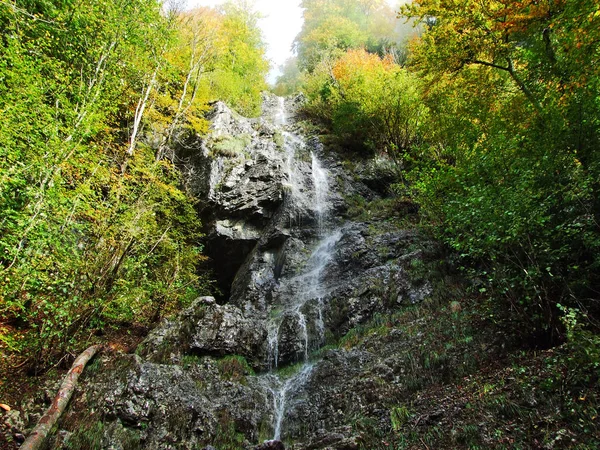 Sezónní Vodopádů Údolí Jezera Klontalersee Kanton Glarus Švýcarsko — Stock fotografie