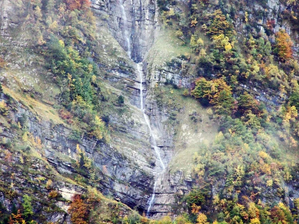 Seasonal Waterfalls Valley Lake Klontalersee Canton Glarus Switzerland — Stockfoto