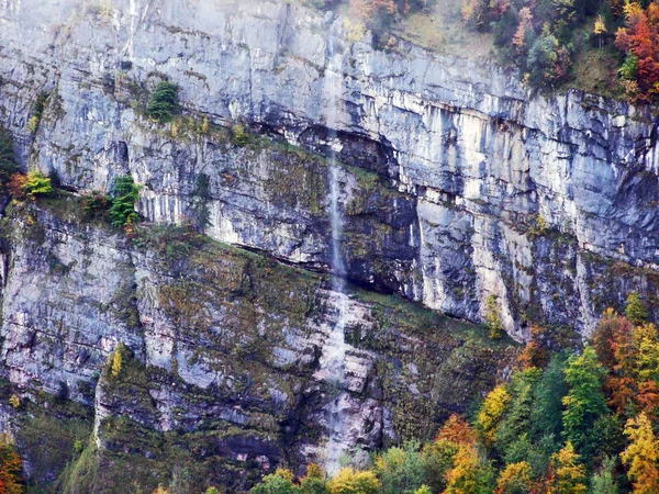 Cascades Saisonnières Dans Vallée Lac Klontalersee Canton Glarus Suisse — Photo