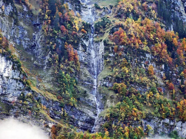 Seizoensgebonden Watervallen Vallei Van Lake Klontalersee Kanton Glarus Zwitserland — Stockfoto