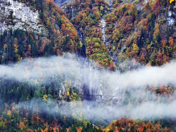 Sezonowych Wodospady Dolinie Jeziora Klontalersee Kantonie Glarus Szwajcaria — Zdjęcie stockowe