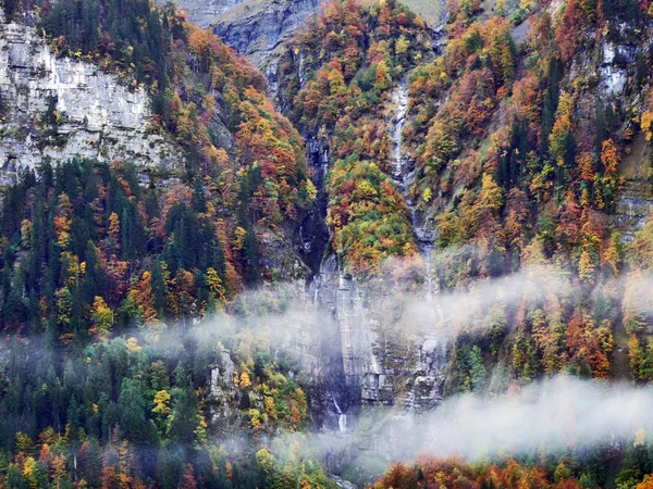 Cascadas Estacionales Valle Del Lago Klontalersee Cantón Glarus Suiza —  Fotos de Stock
