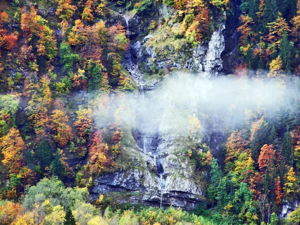 Sezónní Vodopádů Údolí Jezera Klontalersee Kanton Glarus Švýcarsko — Stock fotografie