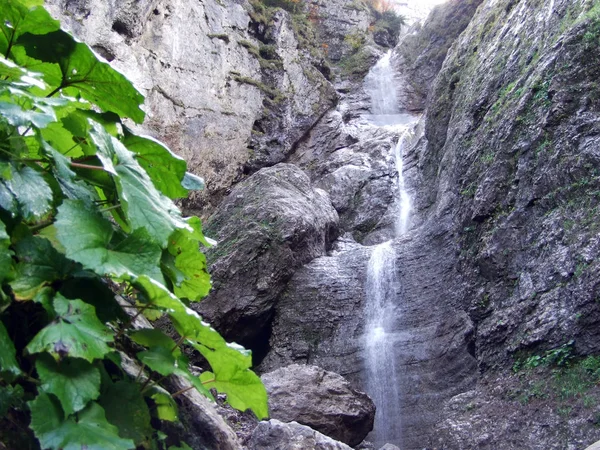 Cascadas Estacionales Valle Del Lago Klontalersee Cantón Glarus Suiza — Foto de Stock