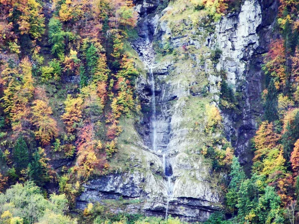 Szezonális Vízesések Völgyben Klontalersee Canton Glarus Svájc — Stock Fotó