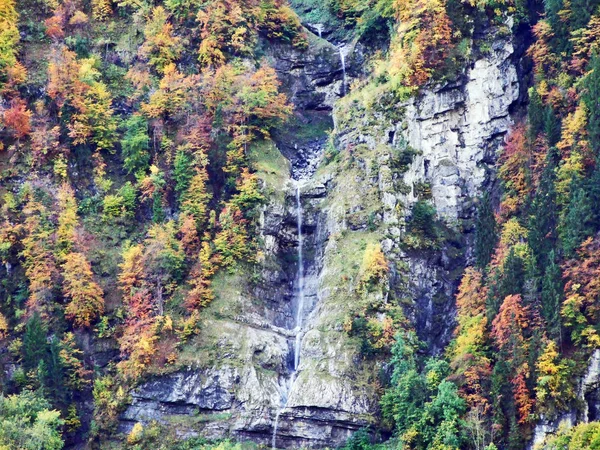 Cascades Saisonnières Dans Vallée Lac Klontalersee Canton Glarus Suisse — Photo