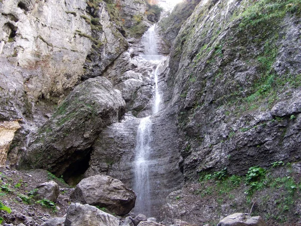 Сезонні Водоспадів Долині Озера Klontalersee Гларус Швейцарія — стокове фото