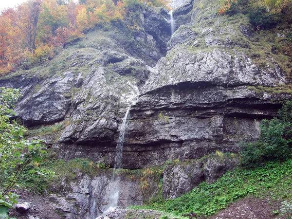 Seasonal Waterfalls Valley Lake Klontalersee Canton Glarus Switzerland — Stockfoto