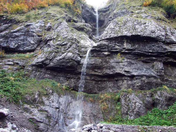 グラールス州のカントンの谷湖 Klontalersee スイスの季節滝 — ストック写真