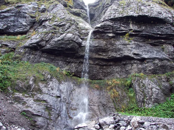 グラールス州のカントンの谷湖 Klontalersee スイスの季節滝 — ストック写真
