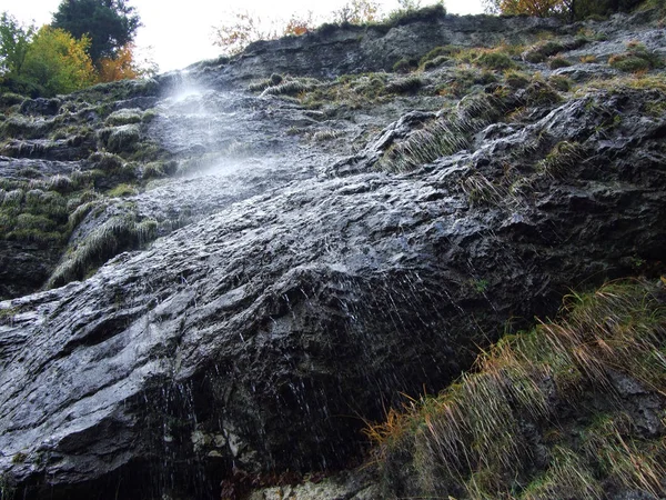 Сезонні Водоспадів Долині Озера Klontalersee Гларус Швейцарія — стокове фото