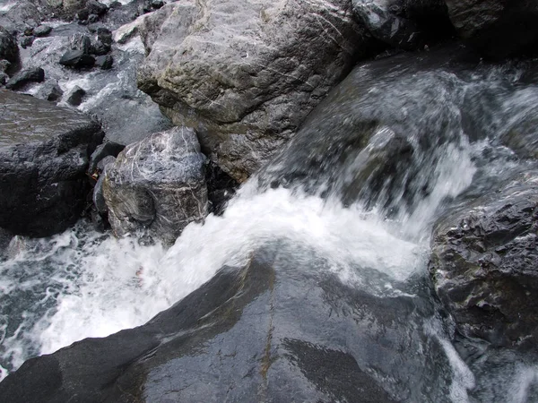 グラールス州のカントンの谷湖 Klontalersee スイスの季節滝 — ストック写真