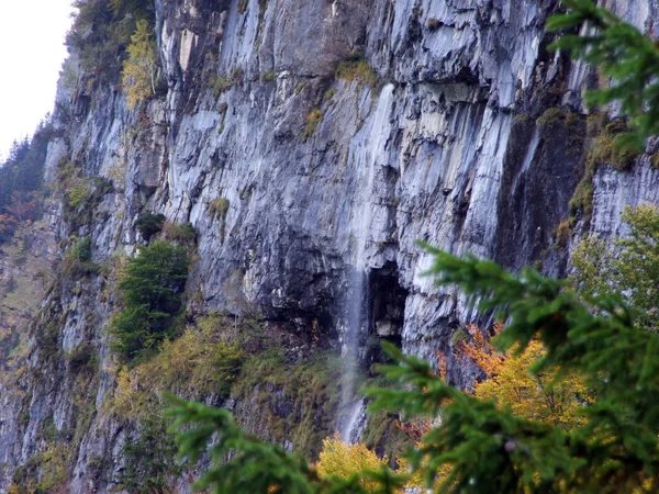 Sezonowych Wodospady Dolinie Jeziora Klontalersee Kantonie Glarus Szwajcaria — Zdjęcie stockowe