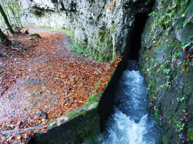 Karstik bahar Blaue Brunnen yanında Gölü Klontalersee Klontal Vadisi - Canton Glarus, İsviçre