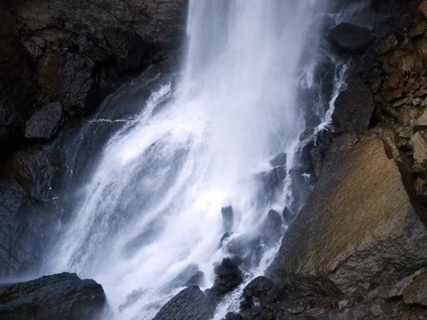 贝尔施纳瀑布在塞斯塔尔山谷和溪流贝尔施纳巴赫 圣加仑州 — 图库照片