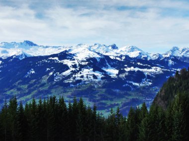 Kış ve kar dağ Glarus Alps - Canton St. Gallen, İsviçre alp tepeler üzerinde