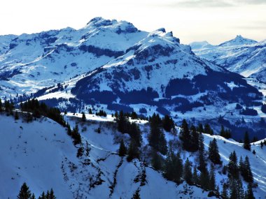 Kış ve kar dağ Glarus Alps - Canton St. Gallen, İsviçre alp tepeler üzerinde