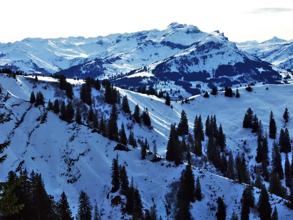 Kış ve kar dağ Glarus Alps - Canton St. Gallen, İsviçre alp tepeler üzerinde