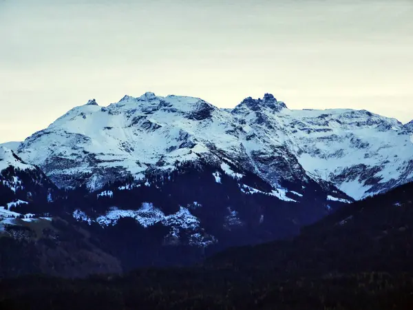 겨울과 라루스 알프스 구획의 세인트 스위스에서 알프스 봉우리에 — 스톡 사진