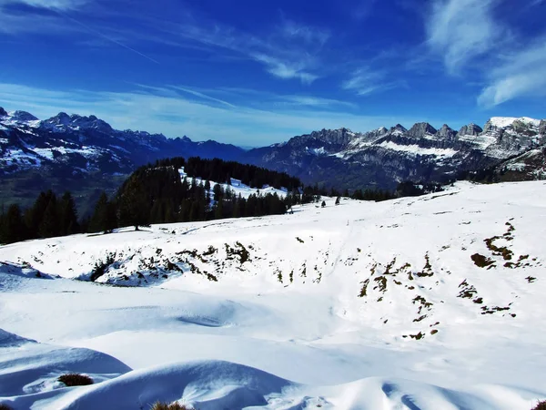 Alvier の最初の雪山脈 ザンクト ガレンのカントン スイス連邦共和国をグループします — ストック写真