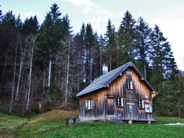 Geç sonbahar ve kış atmosferi meralar ve çiftlikleri dağ Schwagalp alanı - Appenzell Ausserrhoden Canton, İsviçre geçmek