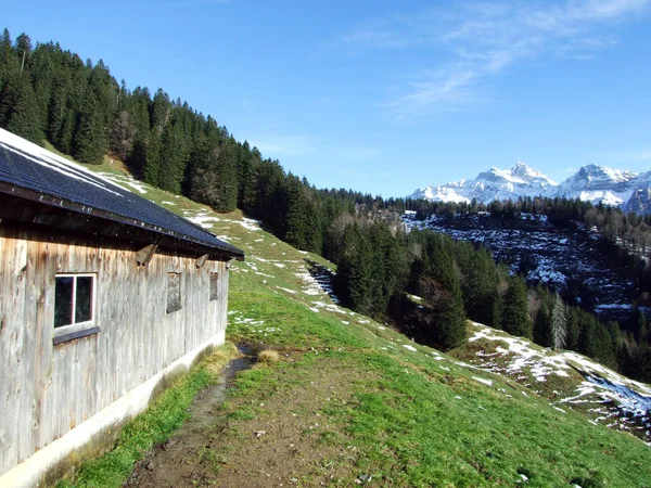 秋の終わりと冬の牧草地や山の農場での雰囲気を渡す Schwagalp エリア アッペンツェル Ausserrhoden カントン スイス — ストック写真