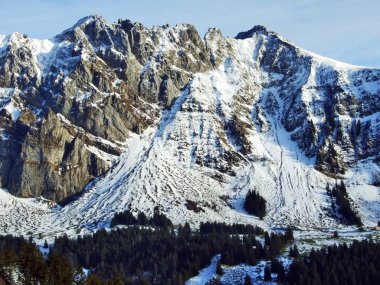Güzel dağ tepe, Santis altında kar kapak - Appenzell Ausserrhoden Canton, İsviçre Alpstein dağ silsilesi içinde