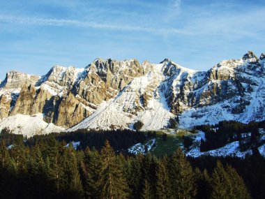 Güzel dağ tepe, Santis altında kar kapak - Appenzell Ausserrhoden Canton, İsviçre Alpstein dağ silsilesi içinde