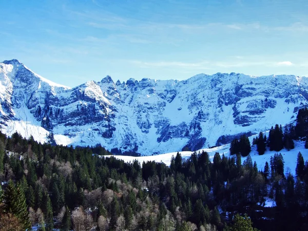 Piękne Alpejski Szczyt Santis Pasmo Górskie Alpstein Pod Śnieg Pokrywa — Zdjęcie stockowe