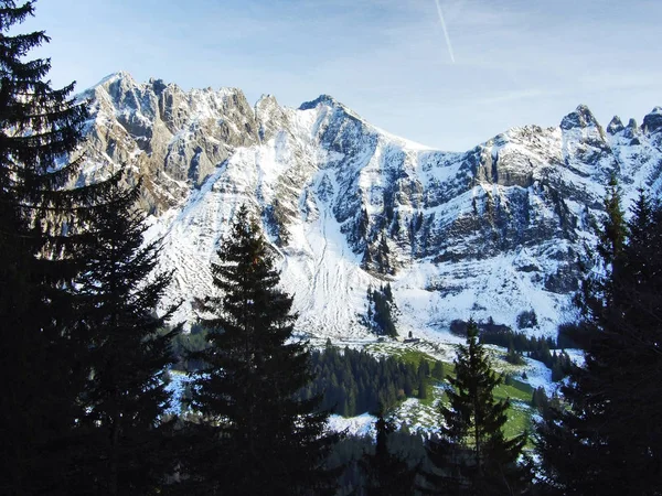 Belo Pico Alpino Santis Cordilheira Alpstein Sob Uma Cobertura Neve — Fotografia de Stock