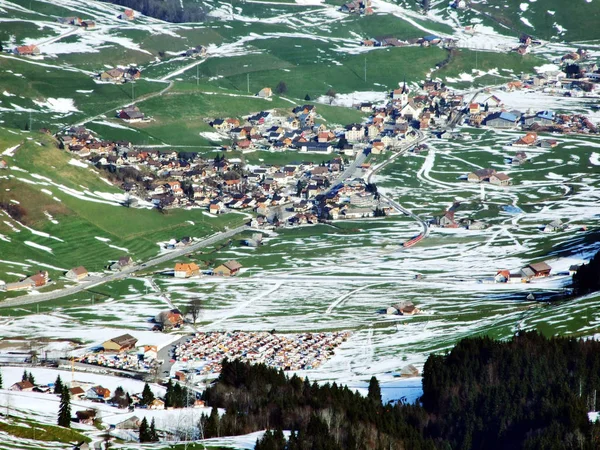 Вид Деревню Урнаш Вершины Холма Фелли Кантон Апфелль Ауссерроден Швейцария — стоковое фото