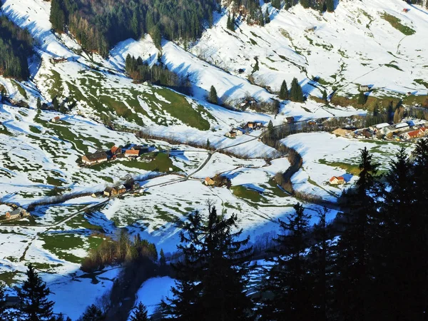 冬の牧草地および Urnasch 自治体 アッペンツェル Ausserrhoden カントン スイス連邦共和国の農場の雰囲気 — ストック写真