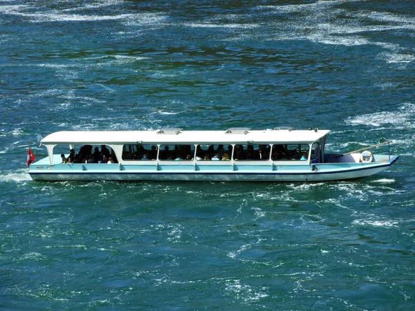 Passeios Barco Longo Das Cataratas Reno Schifffahrt Rheinfall Neuhausen Rheinfall — Fotografia de Stock