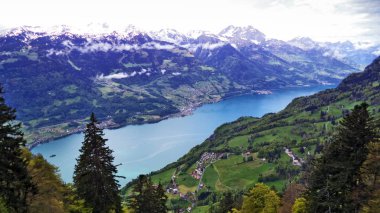 Lake Walensee Seeztal Vadisi ve Churfirsten ve Glarus alp dağ aralıkları arasında - Canton St. Gallen, İsviçre