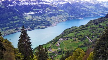 Lake Walensee Seeztal Vadisi ve Churfirsten ve Glarus alp dağ aralıkları arasında - Canton St. Gallen, İsviçre