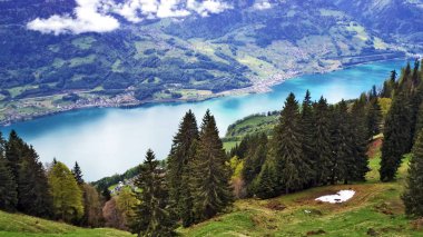 Lake Walensee Seeztal Vadisi ve Churfirsten ve Glarus alp dağ aralıkları arasında - Canton St. Gallen, İsviçre