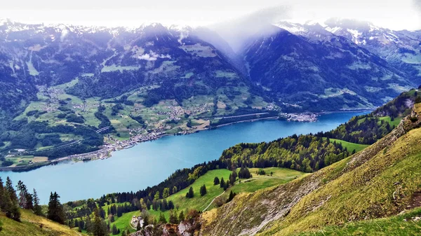 位于塞兹塔尔山谷和丘尔菲斯滕和格拉鲁斯阿尔卑斯山山脉之间的瓦伦湖 瑞士圣加仑州 — 图库照片