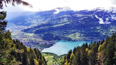 Vadi Seeztal ve Walenstadt üzerinde Gölü kıyısındaki Walensee - Canton St. Gallen, İsviçre