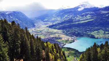 Vadi Seeztal ve Walenstadt üzerinde Gölü kıyısındaki Walensee - Canton St. Gallen, İsviçre