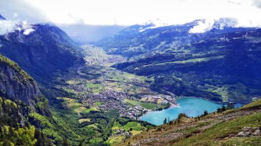 Vadi Seeztal ve Walenstadt üzerinde Gölü kıyısındaki Walensee - Canton St. Gallen, İsviçre