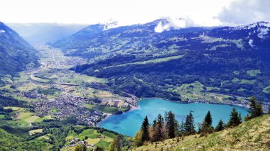 Vadi Seeztal ve Walenstadt üzerinde Gölü kıyısındaki Walensee - Canton St. Gallen, İsviçre