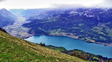 Vadi Seeztal ve Walenstadt üzerinde Gölü kıyısındaki Walensee - Canton St. Gallen, İsviçre