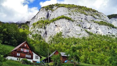 Alp Sığır çiftlikleri ve geleneksel mimari Churfirsten dağ silsilesi - Canton St. Gallen, İsviçre güney eteklerinde