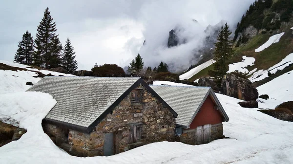 高山牛農場および Churfirsten ザンクト ガレンのカントン スイス連邦共和国の南の斜面に伝統的な建築様式 — ストック写真