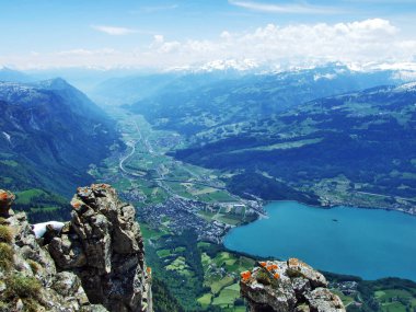 Walenstadt şehir, Seeztal Vadisi ve göl Walensee, dağ aralıkları Churfirsten arasındaki Glarus Alps - Canton St. Gallen, İsviçre