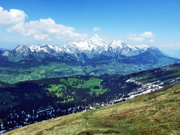 Churfirsten ザンクト ガレンのカントン スイス連邦共和国で Zuestoll の高山のピークのパノラマ ビュー — ストック写真