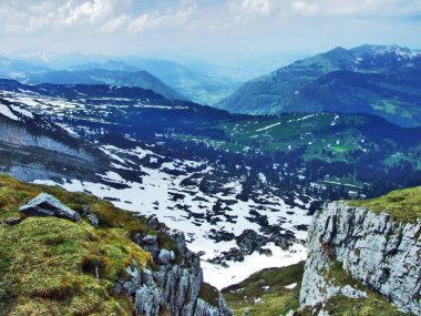 Taşlar ve kayalar Churfirsten dağ silsilesi - Canton St. Gallen, İsviçre