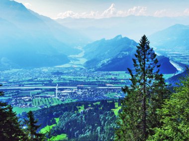 Görünümü Nehri'nin Ren Vadisi (Rheintal) Alvier dağ - Canton St. Gallen, İsviçre