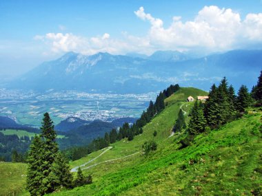Görünümü Nehri'nin Ren Vadisi (Rheintal) Alvier dağ - Canton St. Gallen, İsviçre